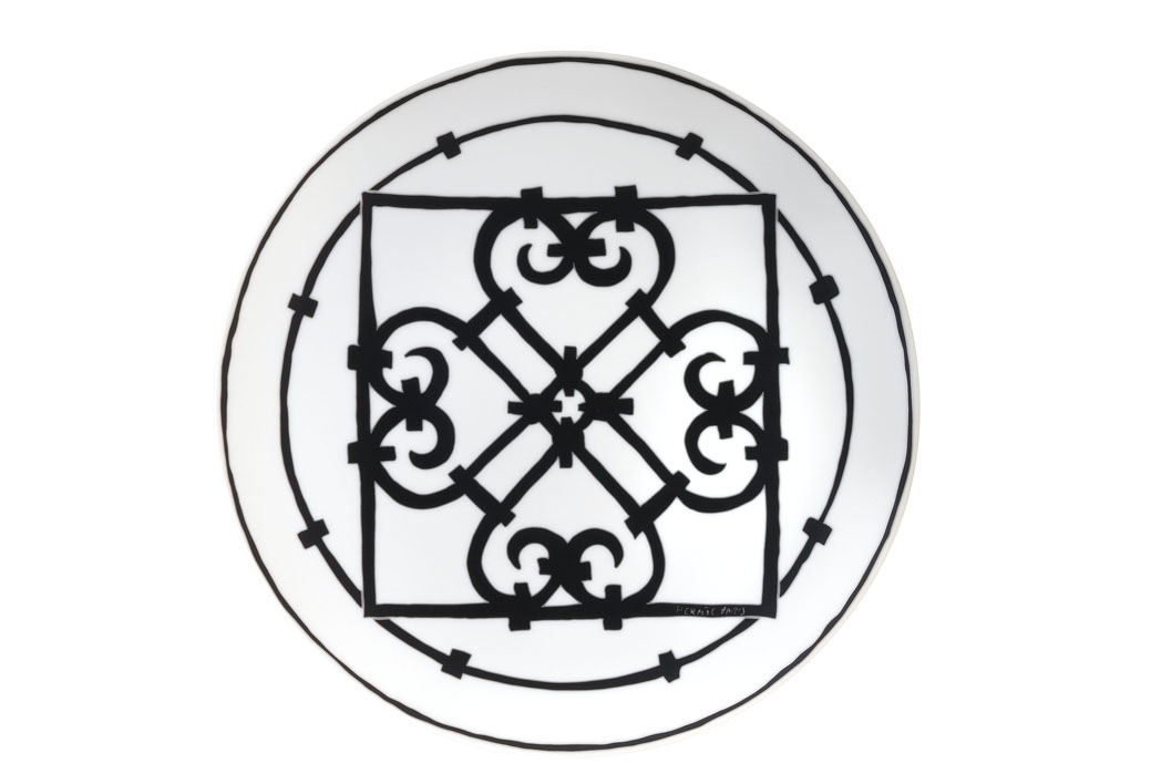 黑色與銀色餐瓷以簡約線條的幾何圖案搭配大膽自信的濃